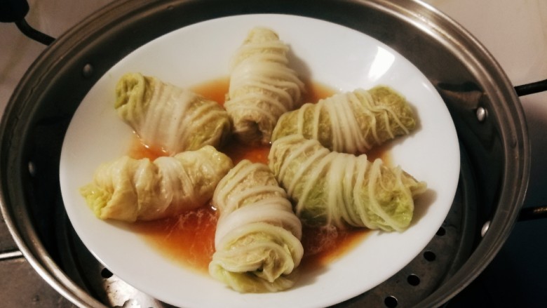白菜包肉,时间到,蒸好取出。