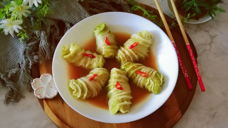 白菜包肉,将汤汁浇到白菜肉卷上,可以上桌了。