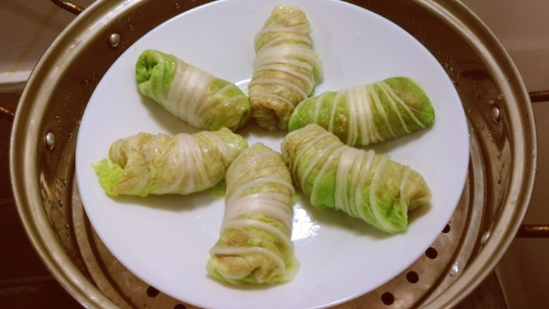 白菜包肉,放入蒸锅,水开后蒸12分钟。