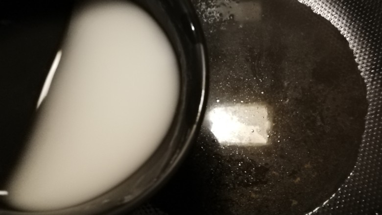 白菜包肉,将蒸出来的汤汁倒入炒锅中,加入水淀粉。