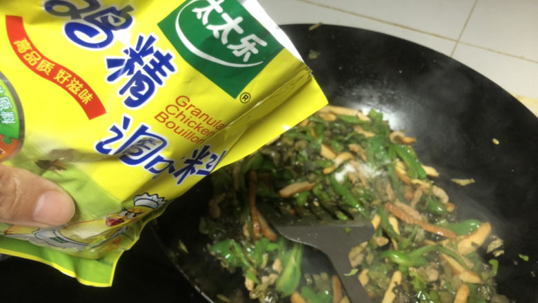 青椒炒豆干,最后加糖,鸡精翻炒即可关火。