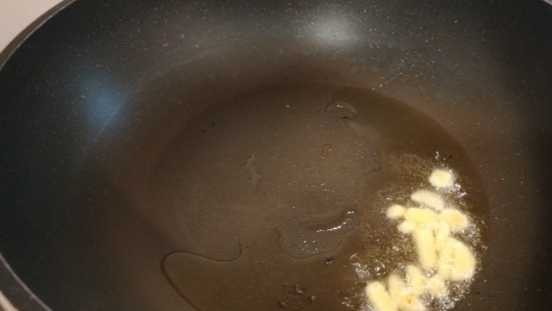 白菜包肉,锅中倒入适量油烧热,放入姜蒜炒香。