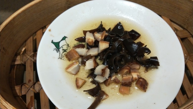白菜包肉,蒸肉里的汤别倒,放入香菇木耳。