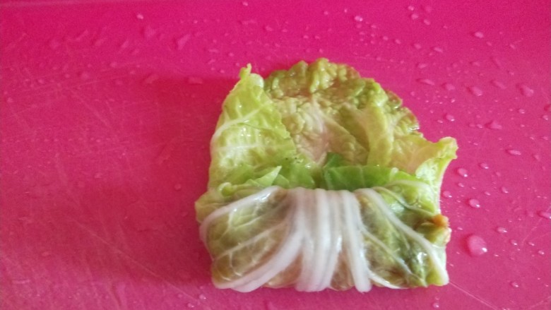 白菜包肉,从一头卷起,两边折叠。