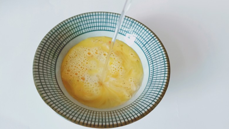 虾皮鸡蛋羹,加入凉开水(蛋液与凉开水的比例是1:1.5倍或者1:2倍)搅拌完全混合在一起。
