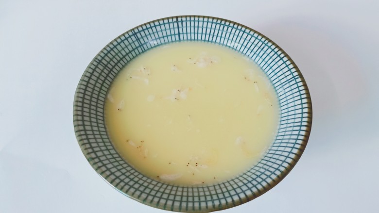 虾皮鸡蛋羹,用过漏网过滤掉气泡,再撒上虾皮一起。
