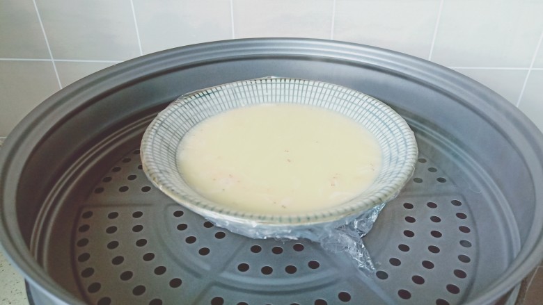 虾皮鸡蛋羹,锅里水开再上锅蒸,记得盖保鲜膜(保鲜膜一定要包上,或者盖一个盘子,不然水蒸汽会滴落到蛋羹上影响美观)