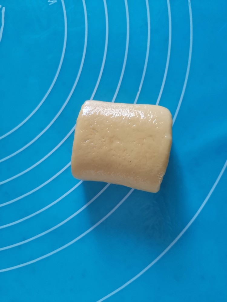 金黄南瓜面包卷,再反过来,一个面包坯就做好了