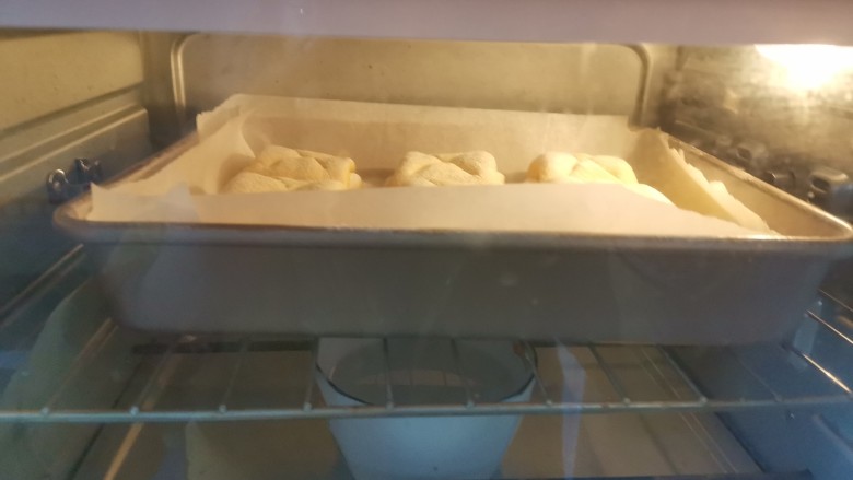 金黄南瓜面包卷,放入烤箱40度,下面放一碗开水,二次发酵30分钟