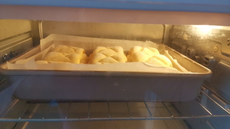 金黄南瓜面包卷,预热好后,送入烤箱180度烤20分钟,最后几分钟观察面包上色可以,及时盖锡纸,防止上色过深