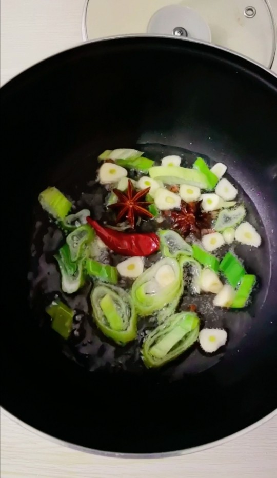 羊肉烩面,锅烧热,放入葱花,蒜片,八角,花椒,干辣椒爆香