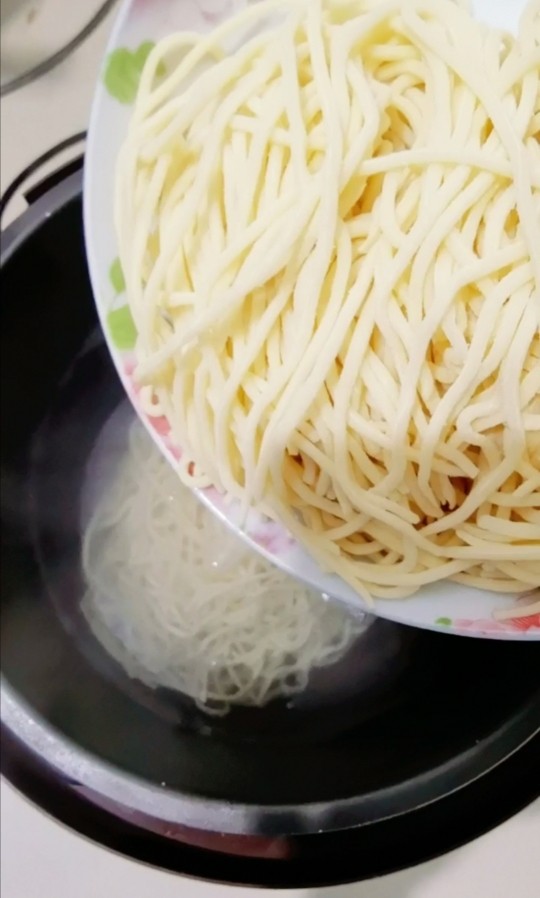 羊肉烩面,锅烧开水,放入面条