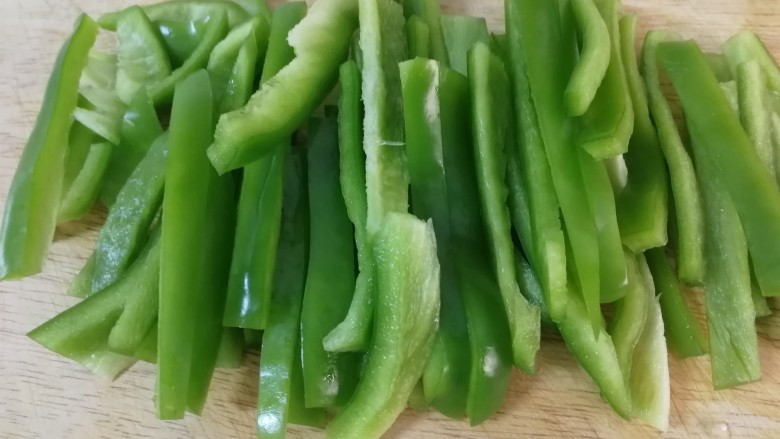 青椒炒豆干,去蒂去籽,切条。