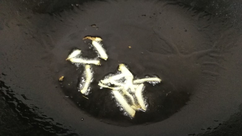 青椒炒豆干,热锅凉油,油微热放入姜丝,文火炒香。