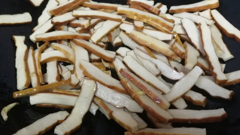青椒炒豆干,放入豆干,文火翻炒均匀。
