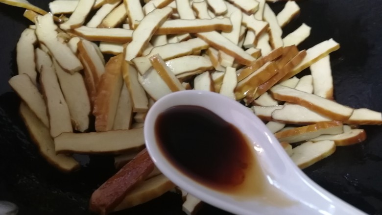 青椒炒豆干,加半汤匙<a style='color:red;display:inline-block;' href='/shicai/ 788'>生抽</a>提鲜,文火炒匀。