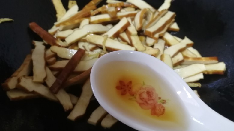 青椒炒豆干,再加两汤匙清水,文火翻炒均匀。