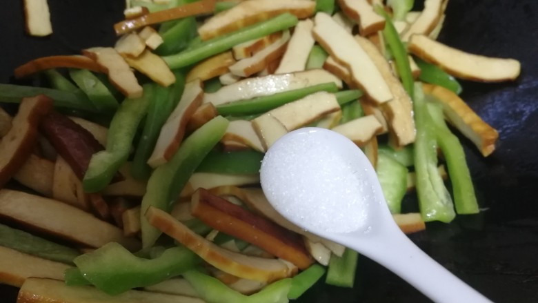 青椒炒豆干,青椒炒出噼啪响,半小勺盐入味,文火翻炒均匀。