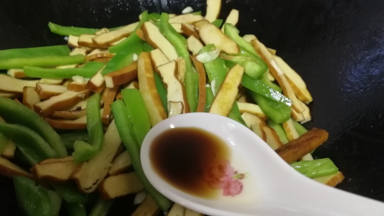 青椒炒豆干,最后来点香醋,文火翻炒均匀即可。