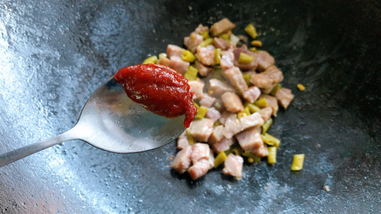 酸豆角炒牛肉,小半勺甜辣酱