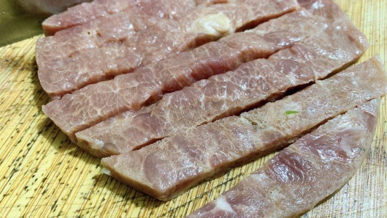 酸豆角炒牛肉,超市买回来的现成牛排肉,就是下锅直接可以煎的那种,改刀切。