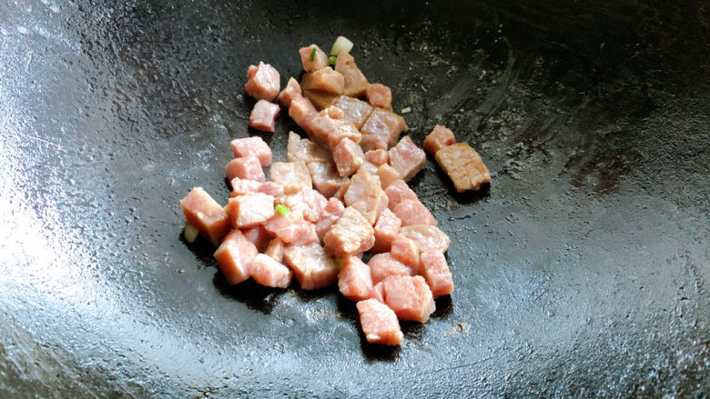 酸豆角炒牛肉,中小火,快速翻炒