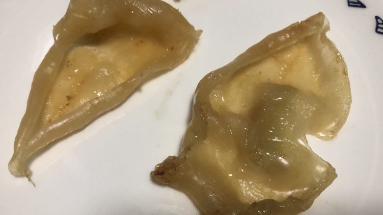 花胶炖鸡,已经卷起来了,摸上去好黏手,都是胶原蛋白啊。