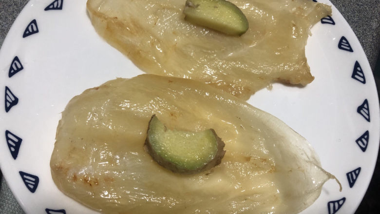 花胶炖鸡,放上花胶,面上再搁两片姜。
