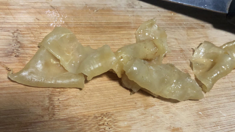花胶炖鸡,把花胶切成小段,别太小了,
