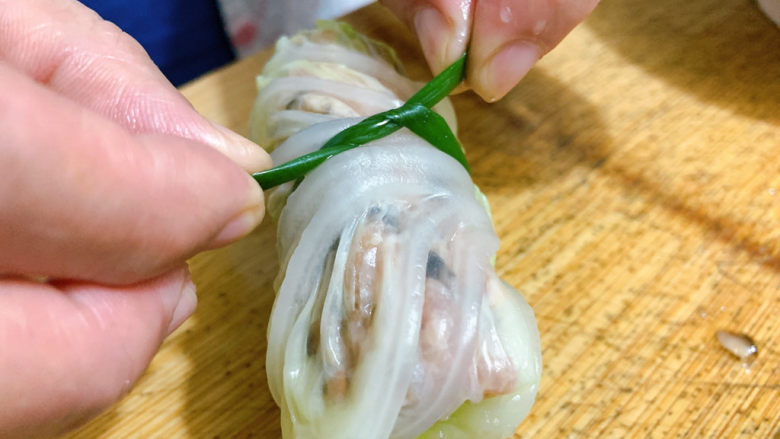 白菜包肉,先打一个交叉结