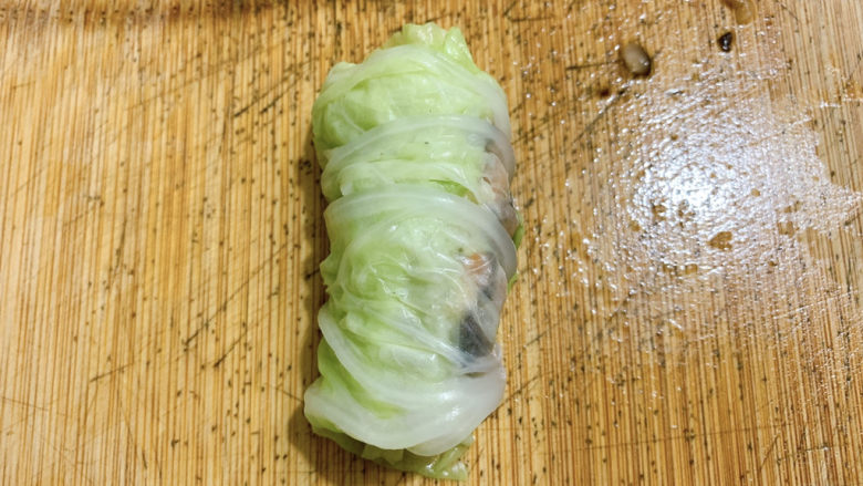 白菜包肉,然后卷起来,向包春卷一样的操作。