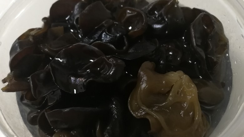 凉拌木耳,换水反复揉搓洗干净至水清。黑木耳清肺润肠,滋阴补血,其多糖作用于机体防疫系统抑肿瘤,还可以降血脂。