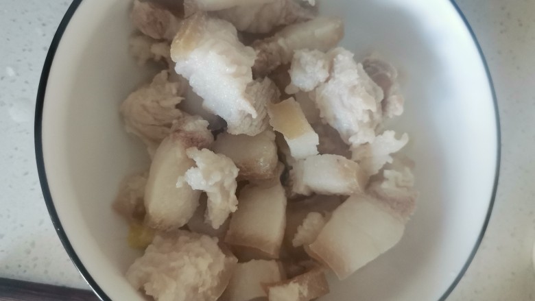 红烧肉炖豆角,焯变色捞出