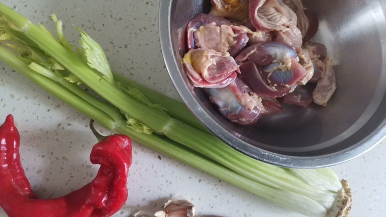 西芹炒鸡胗(香辣下饭),准备食材备用