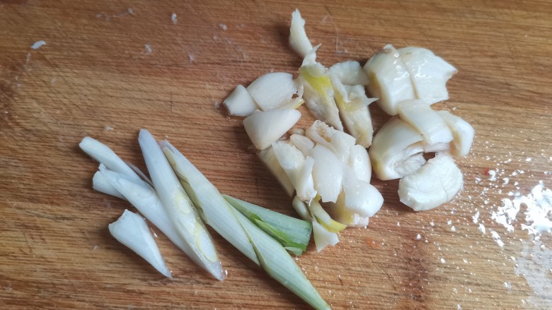 西芹炒鸡胗(香辣下饭),大蒜拍碎,葱切段