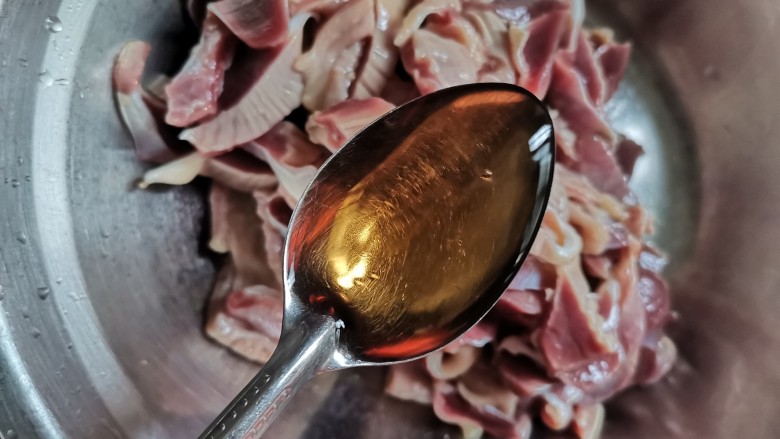 西芹炒鸡胗(香辣下饭),加入一勺<a style='color:red;display:inline-block;' href='/shicai/ 718'>料酒</a>