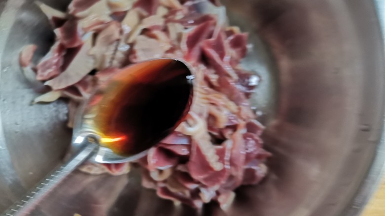西芹炒鸡胗(香辣下饭),加入一勺<a style='color:red;display:inline-block;' href='/shicai/ 788'>生抽</a>