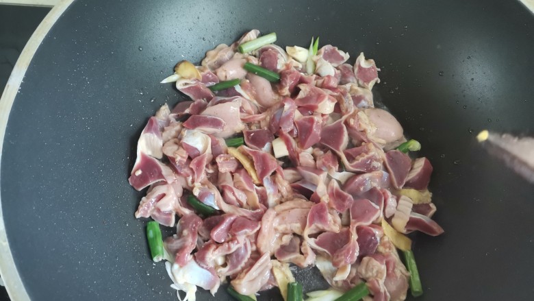 西芹炒鸡胗(香辣下饭),下入鸡胗翻炒至变色