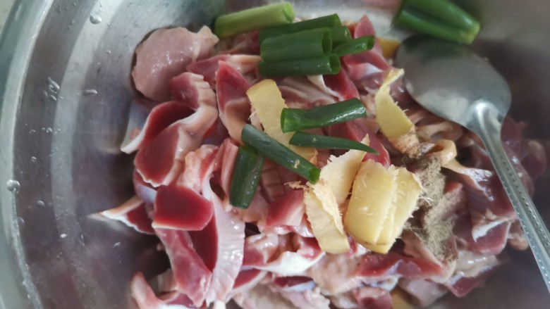 西芹炒鸡胗(香辣下饭),加入葱姜抓拌均匀腌制半小时