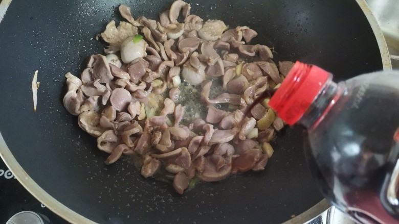 西芹炒鸡胗(香辣下饭),加入一勺生抽