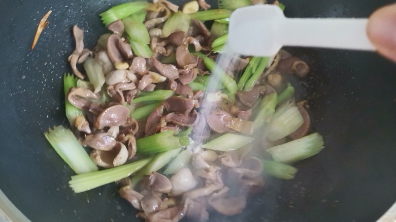 西芹炒鸡胗(香辣下饭),加入适量的盐