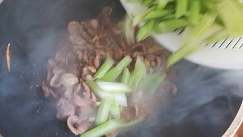 西芹炒鸡胗(香辣下饭),下入西芹翻炒