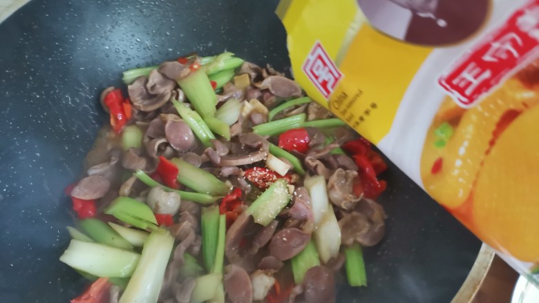 西芹炒鸡胗(香辣下饭),加入适量的鸡精翻炒均匀即可出锅