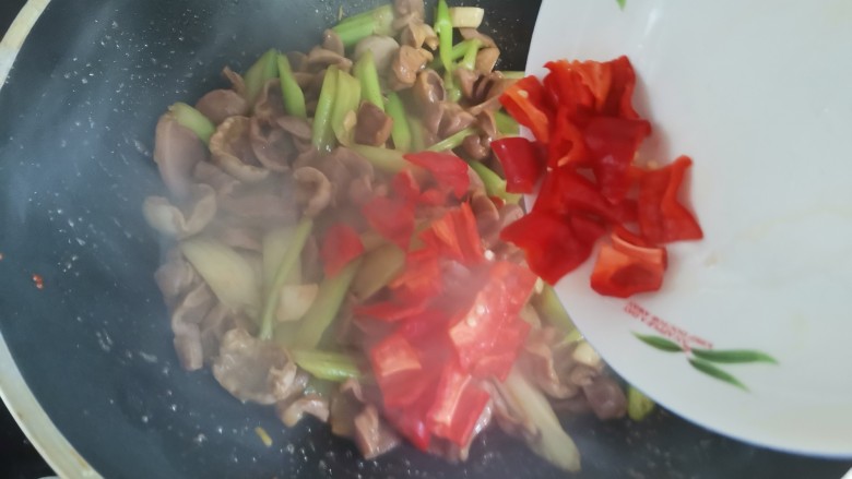 西芹炒鸡胗(香辣下饭),下入红椒翻炒至红椒断生