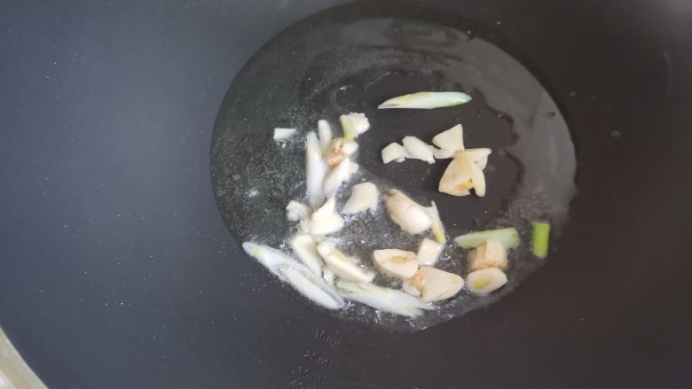 西芹炒鸡胗(香辣下饭),起锅烧油,下入葱蒜爆香