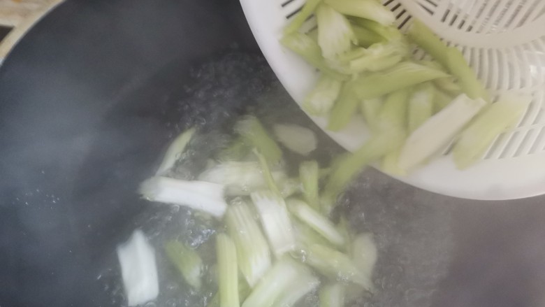 西芹炒鸡胗(香辣下饭),锅中烧水加入适量的盐和油,水开下入西芹焯水一分钟捞出控水
