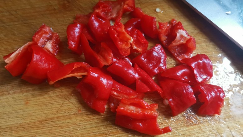 西芹炒鸡胗(香辣下饭),红椒洗干净切块