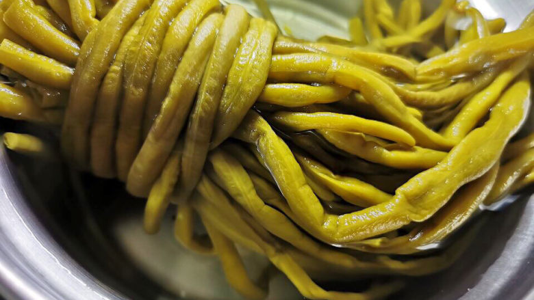 酸豆角炒牛肉,这里的<a style='color:red;display:inline-block;' href='/shicai/ 5085'>酸豆角</a>不只100克,剩余部分还有另一道菜