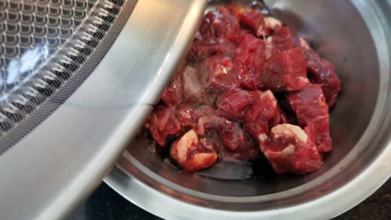 酸豆角炒牛肉,烧开七成热油,淋在牛肉粒上