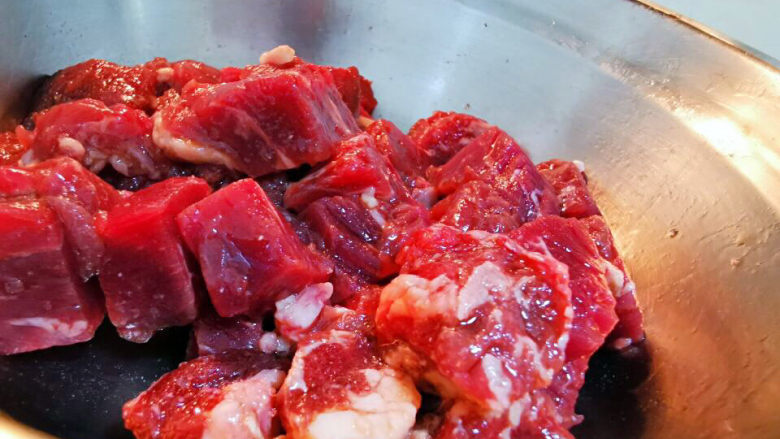 酸豆角炒牛肉,生抽,糖,胡椒粉,料酒少许腌制牛肉粒